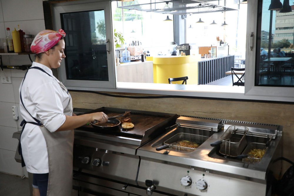 Kevser Gülşen… Çok istediği mesleği yapmak için Gastronomi ve mutfak sanatları okudu… Bir süre bazı işletmelerde çalıştıktan sonra hayalini kurduğu işletme projesini 25 yaşında hayata geçirip, gerçeğe dönüştürdü. Adını da Project 25 koydu…