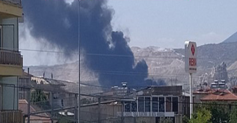 Denizli'nin Honaz İlçesi Kaklık Mahallesi'nde bulunan bir çimento fabrikasının katı atık dönüşüm tesisinde yangın çıktı.