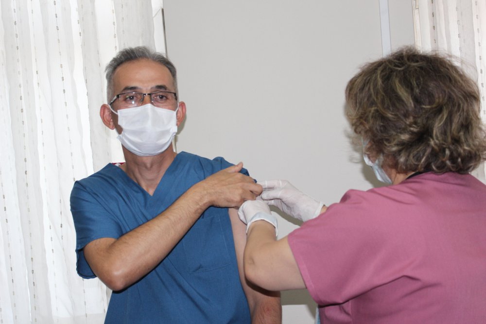 TURKOVAC aşısı Faz-3 çalışmasının Türkiye genelinde uygulanacağı 41 merkezden biri de Denizli oldu. Aşının uygulanacağı Denizli Devlet Hastanesi’nde tüm hazırlıklar tamamlanırken, 47 yaşındaki polis memuru Bilal Ceylan gönüllü olarak kentte TURKOVAC aşısını yaptıran ilk kişi oldu.  