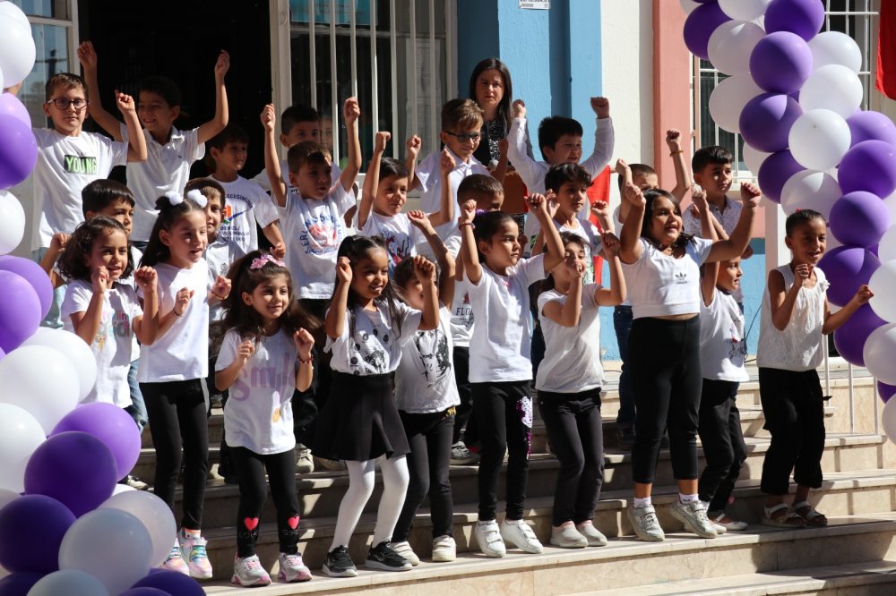 Sarayköy’de 2022-2023 eğitim-öğretim yılı etkinliklerle açıldı. İlçe Milli Eğitim Müdürlüğü’nün çelenk sunma töreninin ardından Hacı Nadire Mersin Cumhuriyet İlk Okulu’nda düzenlenen programda öğrenciler yeni eğitim öğretim yılına renkli görüntülerle başladı.