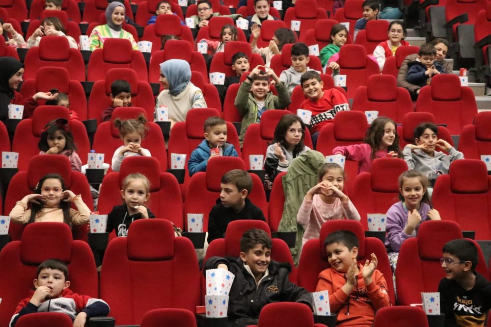 Sarayköy Belediye Başkanı Ahmet Necati Özbaş, yarıyıl tatiline giren binlerce öğrenciye sinema bileti hediye etti. Sarayköy’de eğitim alan öğrenciler 5 Şubat’a kadar  "Rafadan Tayfa Galaktik Tayfa"  ve “49” filmini ücretsiz izleyebilecek.