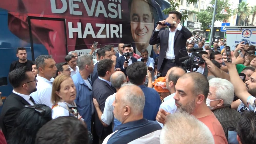 DEVA Partisi Genel Başkanı Ali Babacan, partisinin Denizli teşkilatı tarafından düzenlenen aşure etkinliği açık hava toplantısına dönüştürmek isteyince, polisle partililer arasında tartışma yaşandı. 