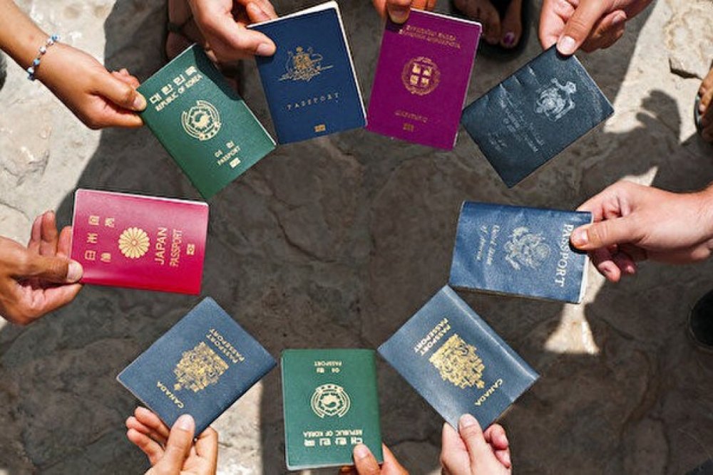 Vize almadan seyahat edilebilecek ülke sayısına göre, dünyanın en değerli pasaportları belli oldu. Japonya 193 ülkeye vizesiz seyahat ile beş yıl üst üste ilk sırada yer aldı. Türkiye ise 110 ülkeye vizesiz seyahat imkânı ile 52’inci sırada yer buldu.
