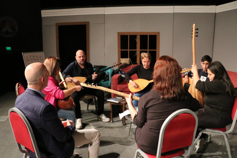 Sarayköy Belediyesi hayata geçirdiği projelerle 7'den 70'e ilçede yaşayan tüm bireylerin hayatlarına dokunmayı sürdürüyor. Son olarak ilçede enstrüman kursu açan Sarayköy Belediyesi, usta eğitimci kadrosuyla her yaş kategorisinden müziğe ilgi duyan vatandaşlara, keman, gitar ve bağlama dersleri vererek müzik alanında kendilerini geliştirmesine olanak sağlıyor.