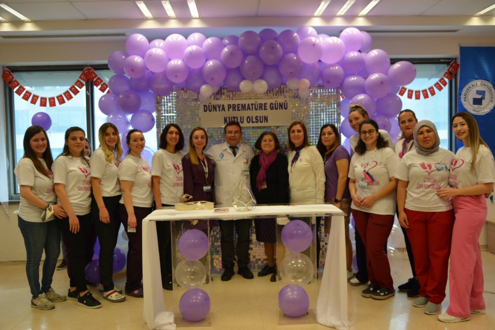 PAÜ Hastanesi Çocuk Hastalıkları Servisinde prematüre aileler, Yenidoğan Ekibi ve prematüre doğan çocuklarla kutlanan etkinliğe birçok kişi katıldı.