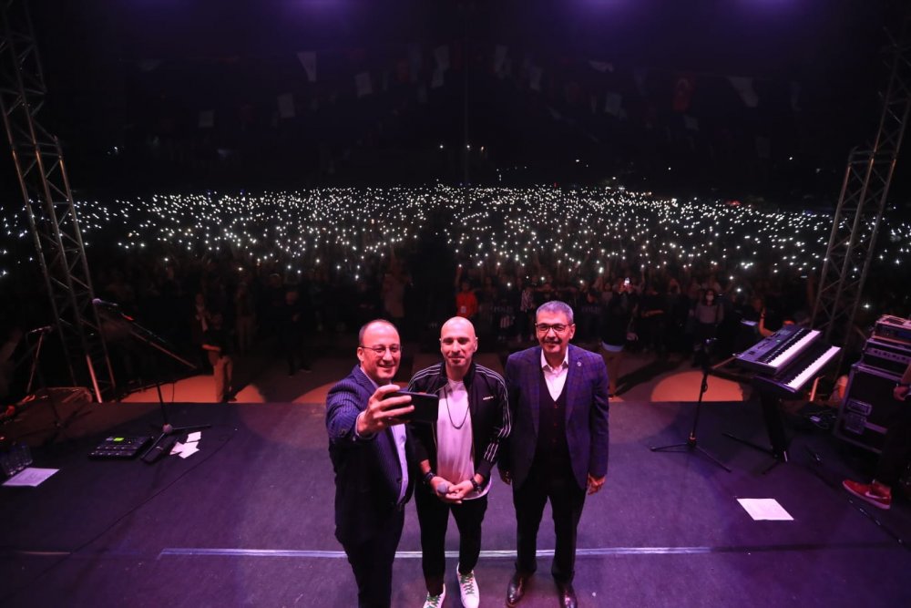 Pamukkale Belediyesinin 19 Mayıs Atatürk’ü Anma Gençlik ve Spor Bayramı etkinlikleri kapsamında düzenlediği Gençlik Konseri çerçevesinde sahne alan Gripin grubu onbinlerce kişiyi coşturdu.