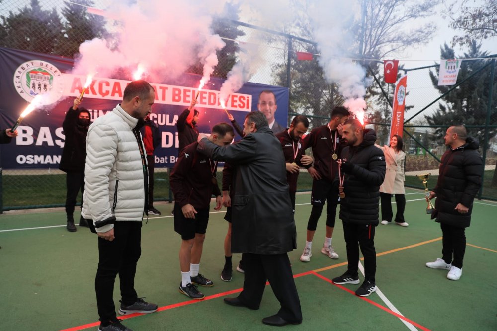 Başkent Ankara’da yapılan “Yerel Yönetimler Gençlik Festivali” kapsamında düzenlenen Ayak Tenisi Turnuvası’na Pamukkale Belediyesi damga vurdu. Mavi-beyazlı takım rakiplerini geride bırakarak şampiyonluğa ulaştı.