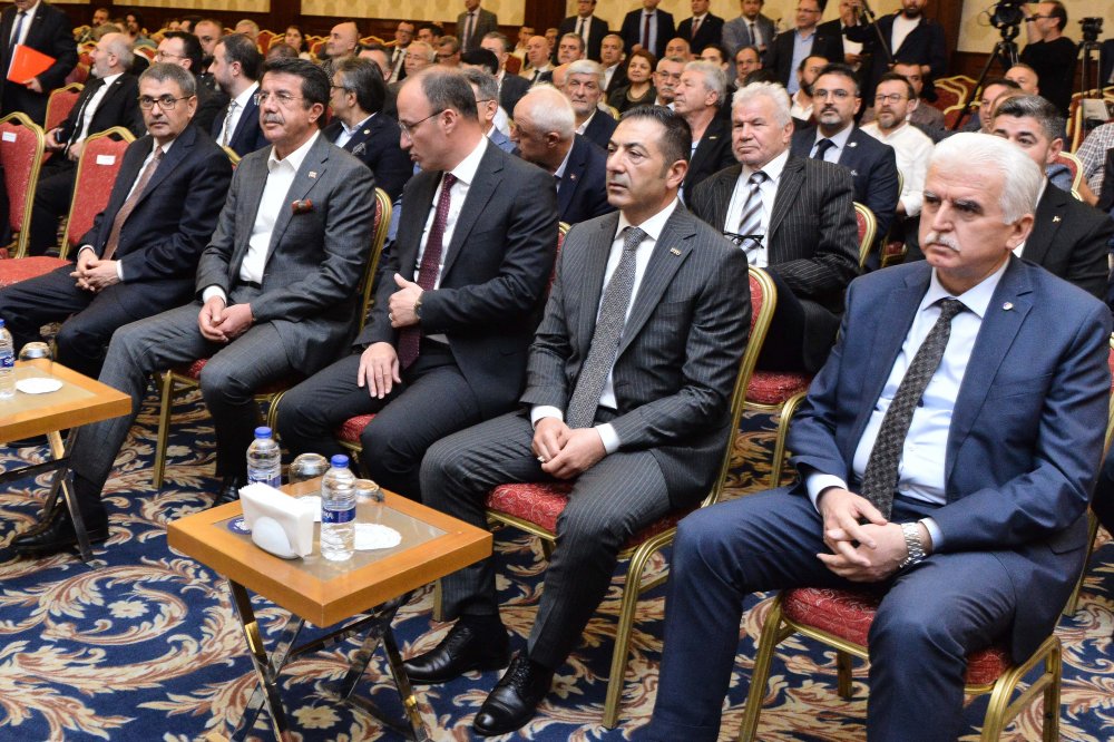 Denizli Ticaret Odası (DTO) Başkanı Uğur Erdoğan, üyelerinin sektörleriyle ilgili istek, öneri, talepleri ile görüşlerinden oluşan bir dosyayı, bir dizi ziyaret ve toplantı için Denizli’ye gelen Ticaret Bakanı Mehmet Muş’a takdim etti. 