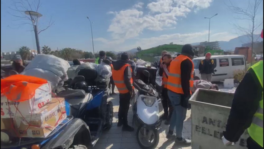 Pamukkale Belediyesi’nin organize ettiği çalışmalarla Denizlili motosikletçiler deprem bölgesine gitti. Deprem sonrası trafik yoğunluğu yaşanan Hatay’da Denizli’den götürülen yardım malzemeleri hızlı bir şekilde depremzedelere ulaştırılıyor.