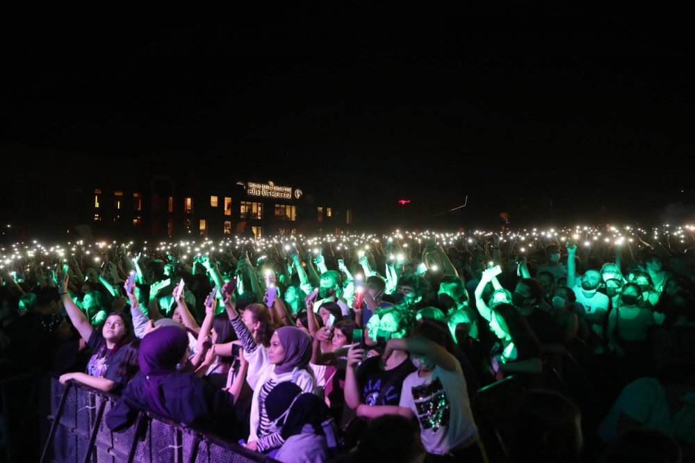 Merkezefendi Belediyesi tarafından 30 Ağustos Zafer Bayramı kutlama etkinlikleri kapsamında düzenlenen Athena konserinde büyük coşku yaşandı. Konser öncesi düzenlenen fener alayına da binlerce vatandaş eşlik etti. 