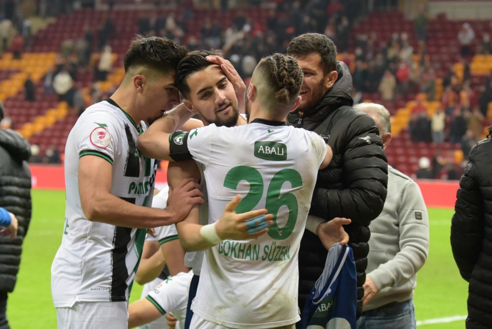 Ziraat Türkiye Kupası 5. Turunda Galatasaray’ı deplasmanda penaltı atışları sonrası 9-8 mağlup ederek adını son 16’ya yazdıran Denizlispor, maçın ardından 4 gün izne ayrıldı.
