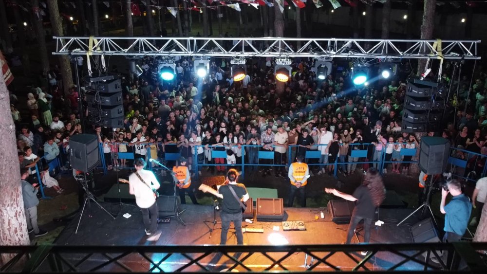 Sarayköy Belediyesi, tarafından düzenlenen Gençlik Festivali ile ilçede karnaval havası esti. Spor etkinlikleriyle dolu festivalde iki gün sürecek konserlerin ilk gününde Birinci Kat grubu ve Sıla Şahin sahne aldı. Vatandaşlar müzik ve eğlencenin tadını çıkardı.