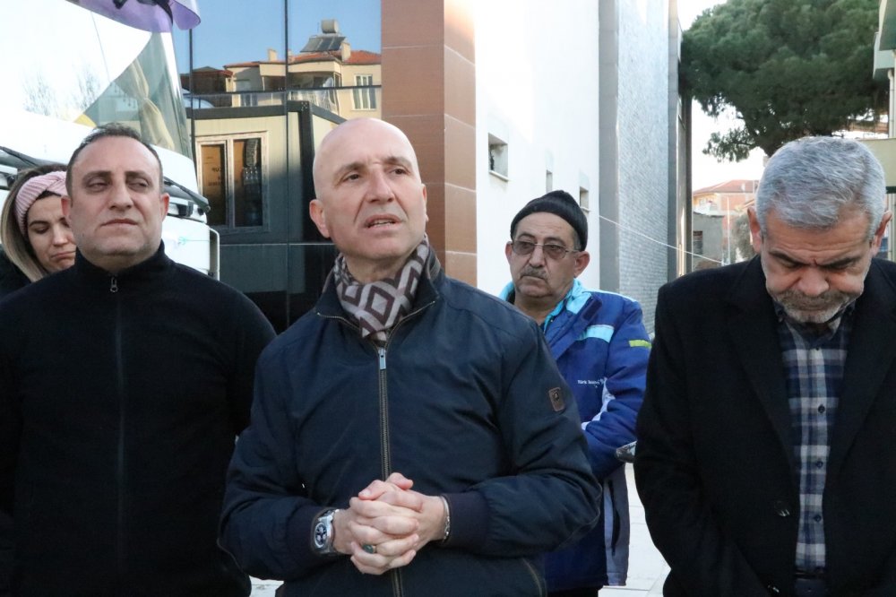Sarayköy Belediye Başkanı Ahmet Necati Özbaş, 20 kişilik ekibiyle birlikte deprem bölgesine gitmek için yola çıktı. Başkan Özbaş, ekibiyle deprem bölgesine 1 mobil mutfak, 1 portatif banyo, 4 tuvalet ve 1 oyun çadırı kurulumu gerçekleştirecek.