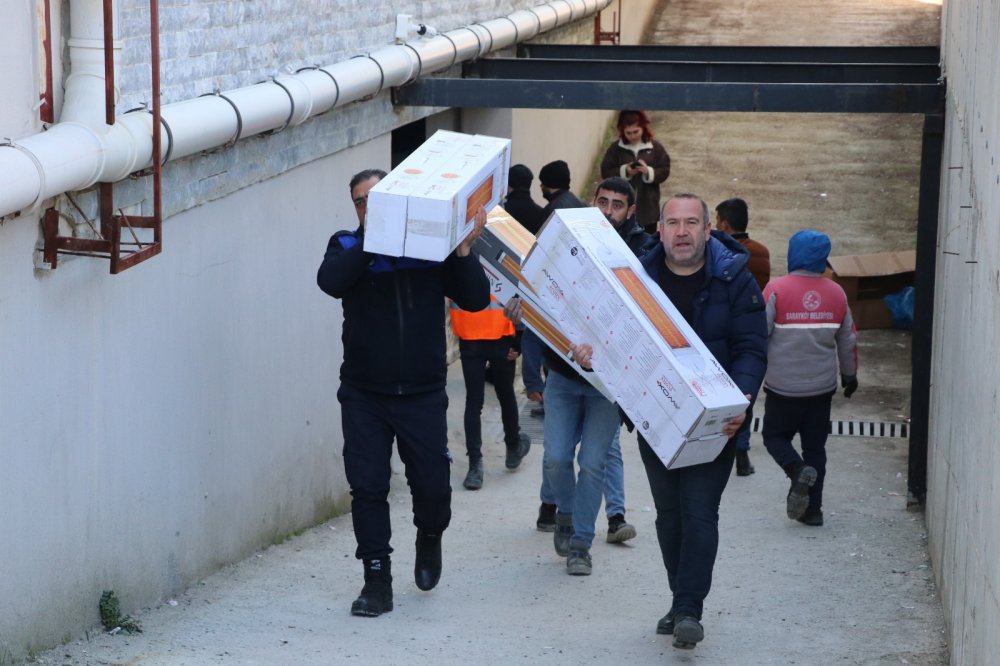 Sarayköy Belediyesi tarafından başlatılan yardım kampanyasında depremin ikinci gününde ilçe halkı yaraları sarmak için adeta seferber oldu. 4 tır dolusu yardım Hatay'daki deprem bölgelerine ulaştırılmak üzere yola çıktı.