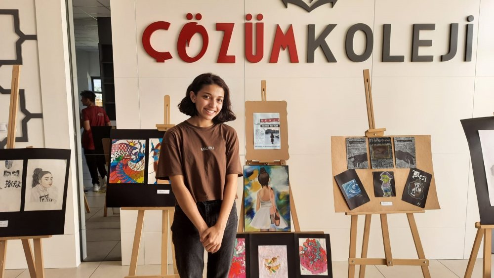 Denizli Çözüm Koleji 12’nci sınıf öğrencisi Keziban Nur Uçar, uzun süredir üzerinde çalıştığı sanatsal çalışmaları açtığı ilk sergiyle beğeniye sundu.