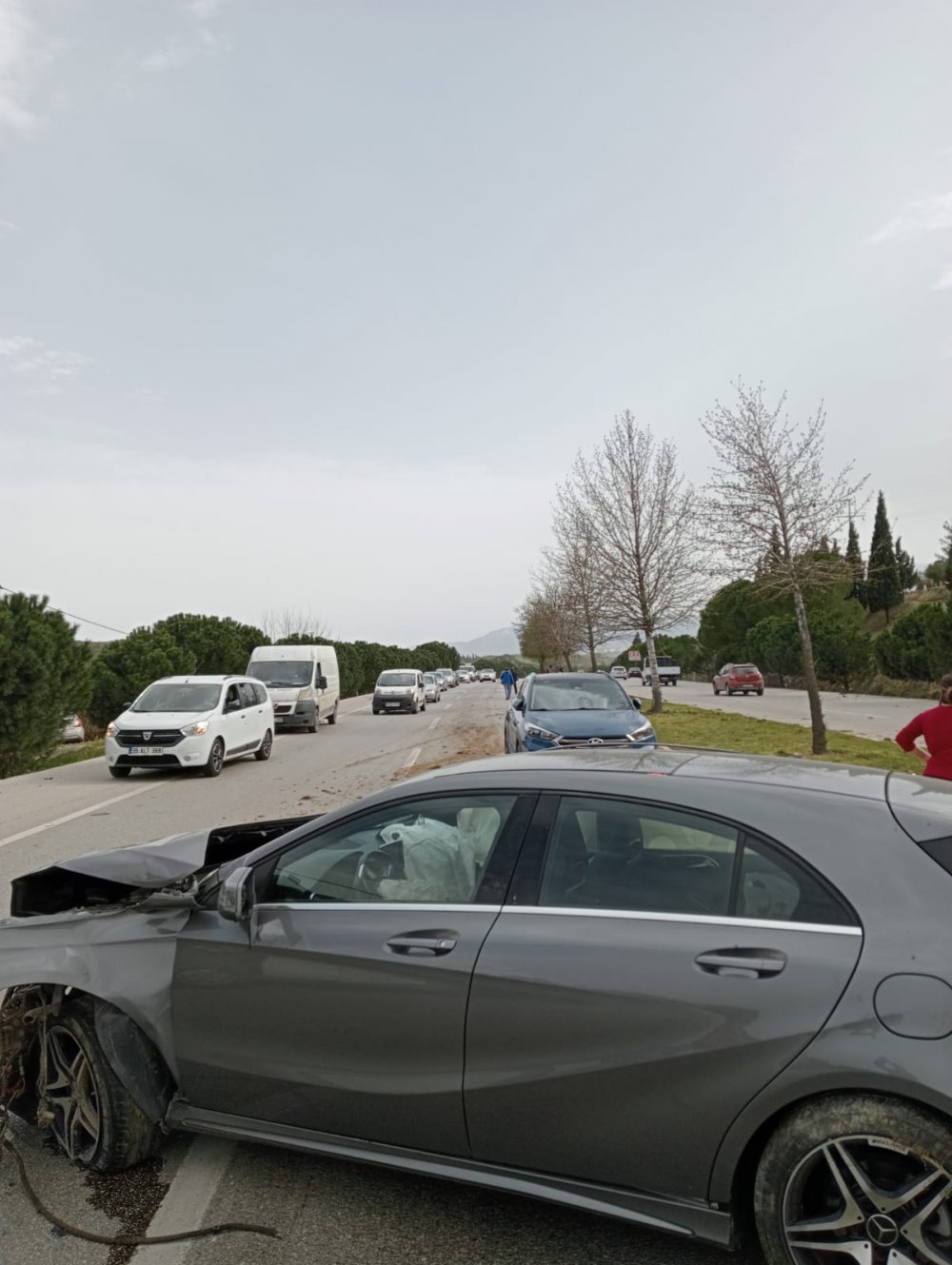 Denizli’nin Sarayköy İlçesinde sürücüsünün direksiyon hâkimiyetini kaybettiği araç orta refüje çarptı. Çarpmanın etkisiyle aracın motoru 200 metre ileriye savrulurken, ortaya çıkan görüntü ise şok etti.