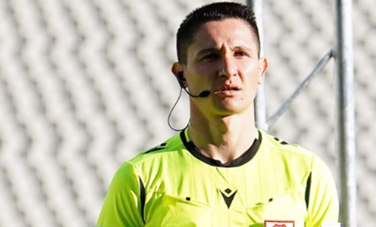 Denizli’nin Süper Lig’deki yardımcı hakemi Murat Tuğberk Curbay FIFA kokartı takıyor.