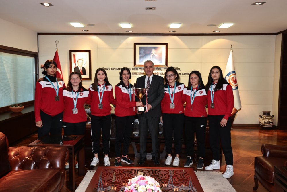 Spor Toto Süper Lig’i ikincilikle tamamlayan Denizli Büyükşehir Belediyespor Kadın Judo Takımı, Başkan Osman Zolan’ı ziyaret etti. Yeni sezonda Avrupa Golden Lig’de mücadele etmeye hak kazanan “Bizim Çocuklar” kupa sevincini Başkan Zolan ile paylaştı.