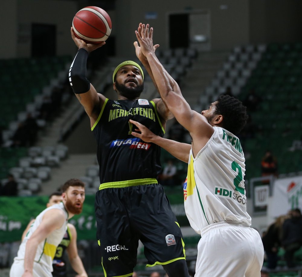 Toplam 8 koronavirüs vakası nedeniyle 2 maçı ertelenen Yukatel Merkezefendi Belediyesi Denizli Basket, 21 gün sonra çıktığı ilk maçta Frutti Extra Bursaspor'a 90-67 yenildi.