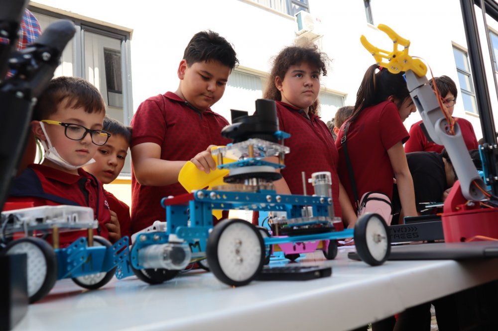 Denizli Çözüm Koleji, 19 Mayıs Atatürk’ü Anma, Gençlik ve Spor Bayramı kapsamında Bilim Fuarı etkinliği gerçekleştirdi.  Katılımın yoğun olduğu şenlikte,  öğrencilerin robotik kodlama dersinde yaptıkları robotlar sergilendi, 3 boyutlu teknolojiyi içeren stant büyük beğeni topladı.