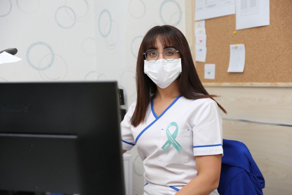 Denizli’de sağlık çalışanları, Türkiye'de her yıl 3 bin kadına tanısı koyulan rahim ağzı kanseri farkındalığı için harekete geçti. Rahim Ağzı Kanseri Farkındalık Ayı kapsamında her yıl Ocak ayında ülke genelinde gerçekleşen farkındalık çalışmalarına Özel Denizli Cerrahi Hastanesi hekimleri ve çalışanları yeşil kurdele takarak destek verdi. Kadın sağlığını tehdit eden başlıca rahatsızlıklar arasında rahim ağzı kanserinin bulunduğunu ve her hastalıkta olduğu gibi erken teşhisin tedavide önemli rol oynadığını belirten hastane hekimleri, kadınların yıllık muayene ve taramalarını atlamamaları gerektiğinin altını çizdi.