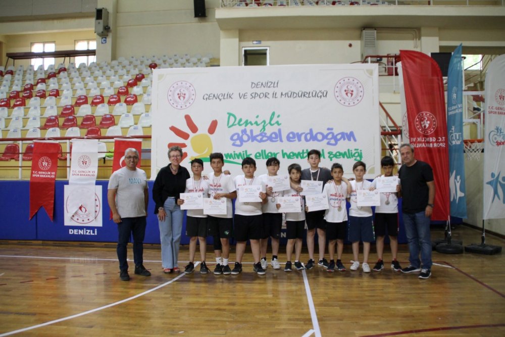 Gelenekselleşen ve bu sene yedincisi düzenlenen “Göksel Erdoğan Minik Eller Hentbol Şenliği” 21-22-23 Haziran tarihlerinde yapıldı. Etkinliğe 24 takımdan 160 sporcu katıldı.