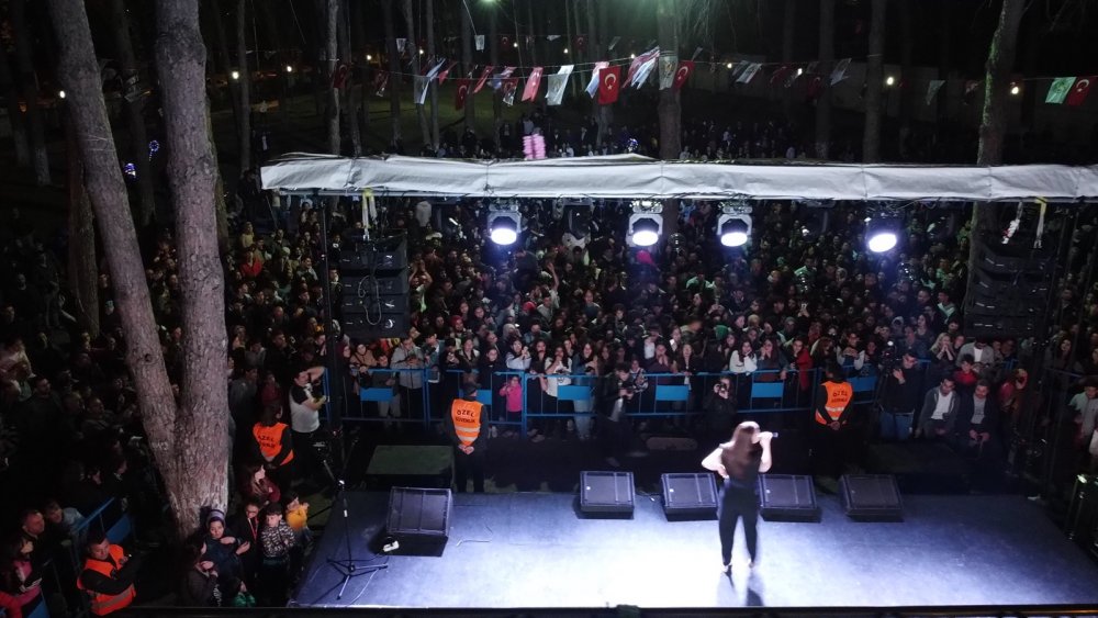 Sarayköy Belediyesi tarafından düzenlenen Gençlik Festivali Zehra Gülünç ve Amber grubu konserleriyle sona erdi. Binlerce genç, iki gün boyunca süren konserlerle doyasıya eğlendi.