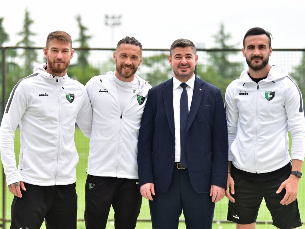Denizlispor’da Kulüp Başkanı Mehmet Uz, yönetim kurulu üyeleri, teknik heyet, futbolcu ve kulüp çalışanlarıyla bayramlaştı.