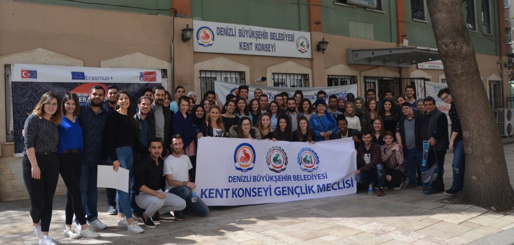 Denizli Büyükşehir Belediyesi Kent Konseyi Gençlik Meclisi, Erasmus Plus çerçevesinde 9 farklı ülkeden Denizli'ye gelen 42 temsilciyi ağırladı. 