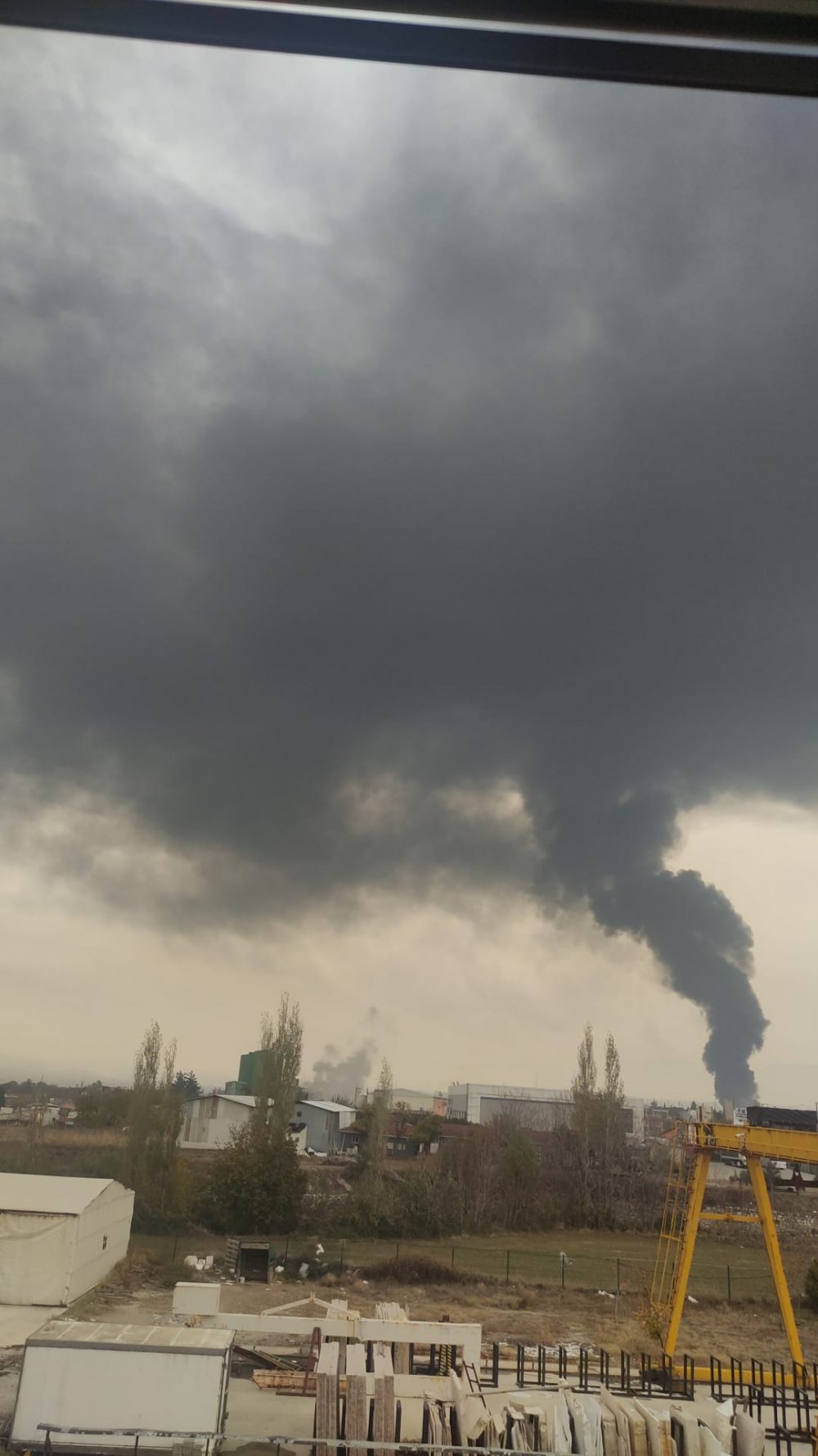 Denizli-Ankara karayolu üzerinde bulunan Kale Mahallesindeki bir kimya fabrikasında büyük bir yangın çıktı.