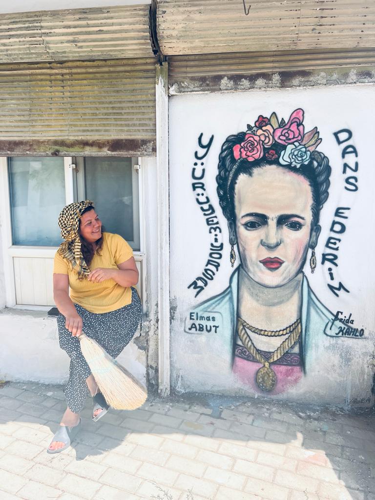 Denizli’nin Acıpayam İlçesine bağlı Yeniköy Mahallesinde sokaklar ve evlerin dış cepheleri sanatçılar tarafından duvar resimleriyle süslendi. Adeta açık hava resim sergisine dönen mahalleye, duvar resimlerini görmek isteyenler akın ederken, projenin ana amacının depremde hasar gören dış cephelerdeki izlerin sanatla kapatılması olduğu öğrenildi. Mahallenin kadın muhtarı Elmas Abut’un hayata geçirdiği fikir hem destek hem büyük beğeni topladı.