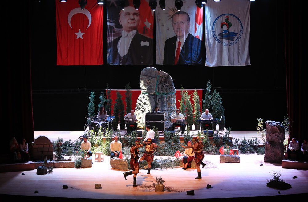 Pamukkale Belediyesi, Cumhuriyetimizin 99. Kuruluş yıl dönümü kutlamaları kapsamında “İşgalden Cumhuriyet’e” adlı oyunu liselilerle buluşturdu.