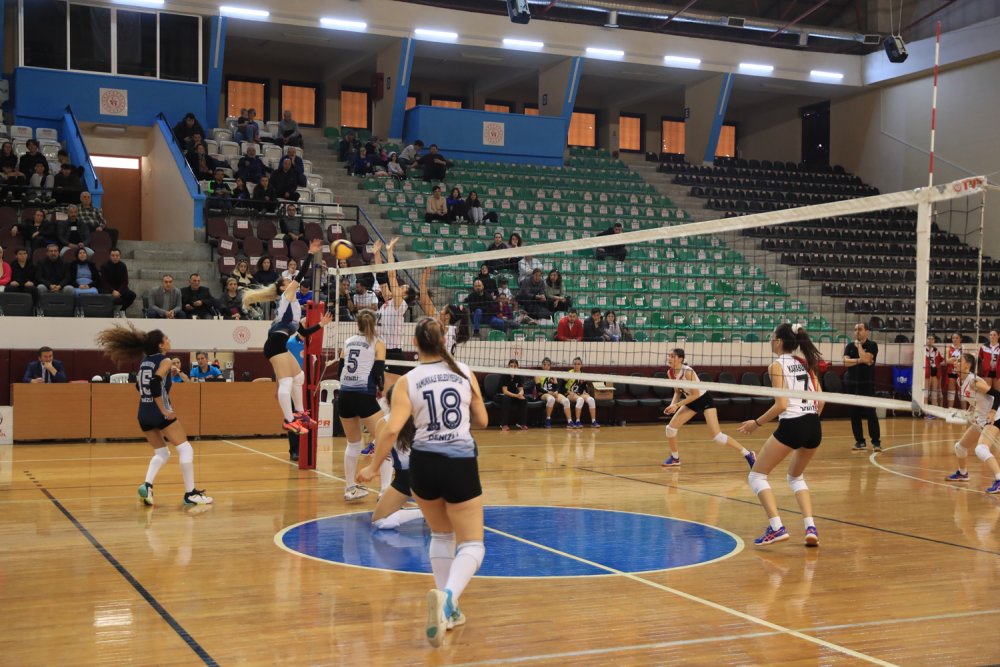 Türkiye Voleybol Federasyonu Kadınlar 2. Lig 8. Grup’ta mücadele eden Pamukkale Belediyespor, sezon başında belirlediği Play-off hedefine emin adımlarla ilerliyor. Mavi-beyazlı takım ilk devrede oynadığı 8 maçın 7’sini kazanarak sıralamada ikinci basamakta yer aldı.