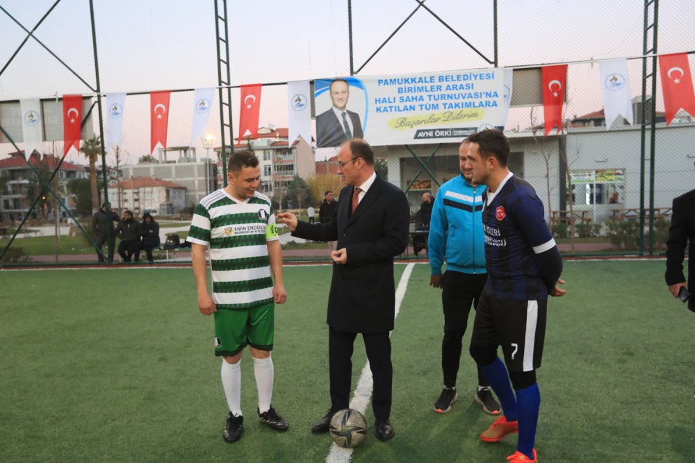 Pamukkale Belediyesi tarafından organize edilen Pamukkale Belediyesi Birimler Arası Halı Saha Futbol Turnuvası’nda heyecan Başkan Avni Örki’nin vuruşu ile başladı. Yaklaşık 1 ay sürecek turnuvada takımlar şampiyonluğa ulaşmak için mücadele edecek.