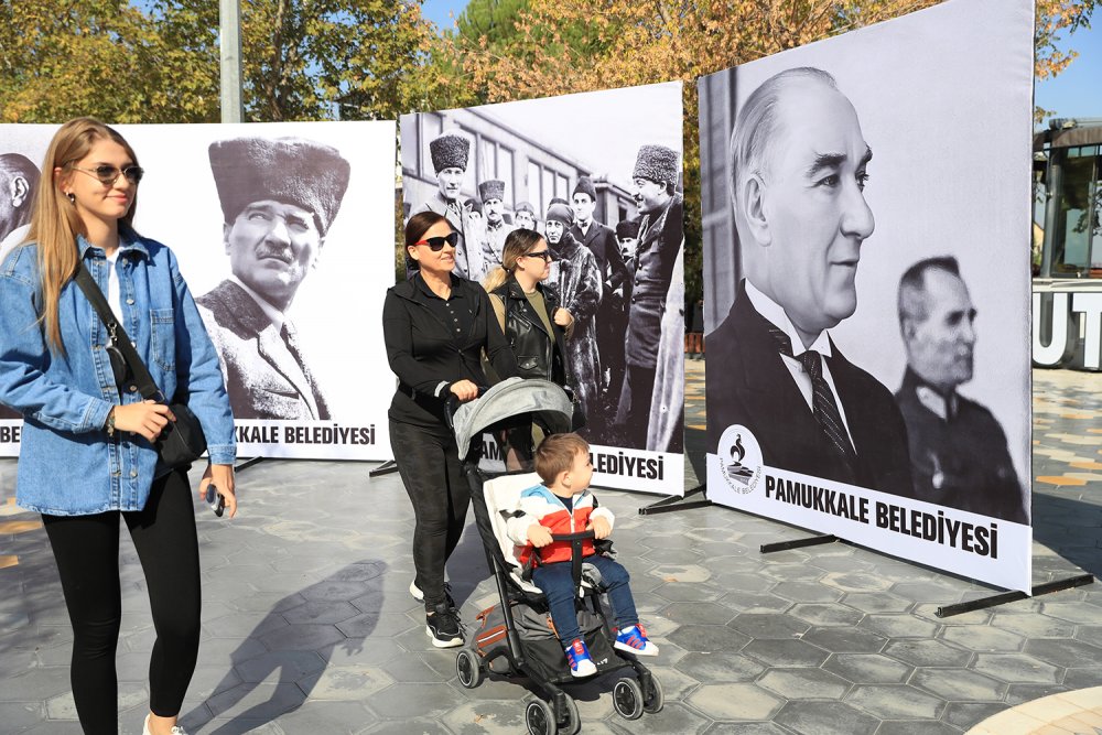 Pamukkale Belediyesi, Cumhuriyet’in ilanının 98. Yıl dönümünde “Atatürk ve Cumhuriyet” konulu fotoğraf sergisi açtı. Onlarca fotoğrafın yer aldığı açık hava sergisini gezen vatandaşlar Pamukkale Belediye Başkanı Avni Örki’ye teşekkür ettiler.