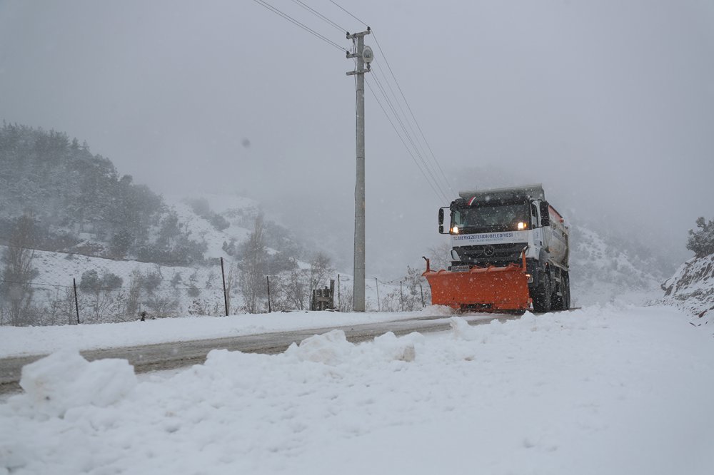 Merkezefendi Belediyesi kar yağışının ardından mahallelerde karla mücadele çalışması başlattı. 