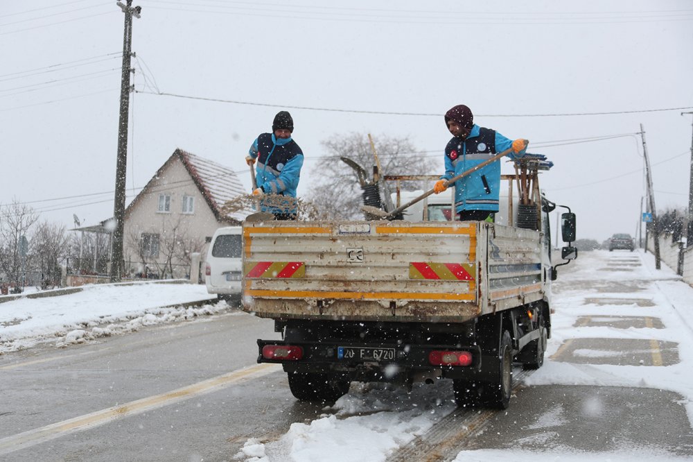 Merkezefendi Belediyesi kar yağışının ardından mahallelerde karla mücadele çalışması başlattı. 