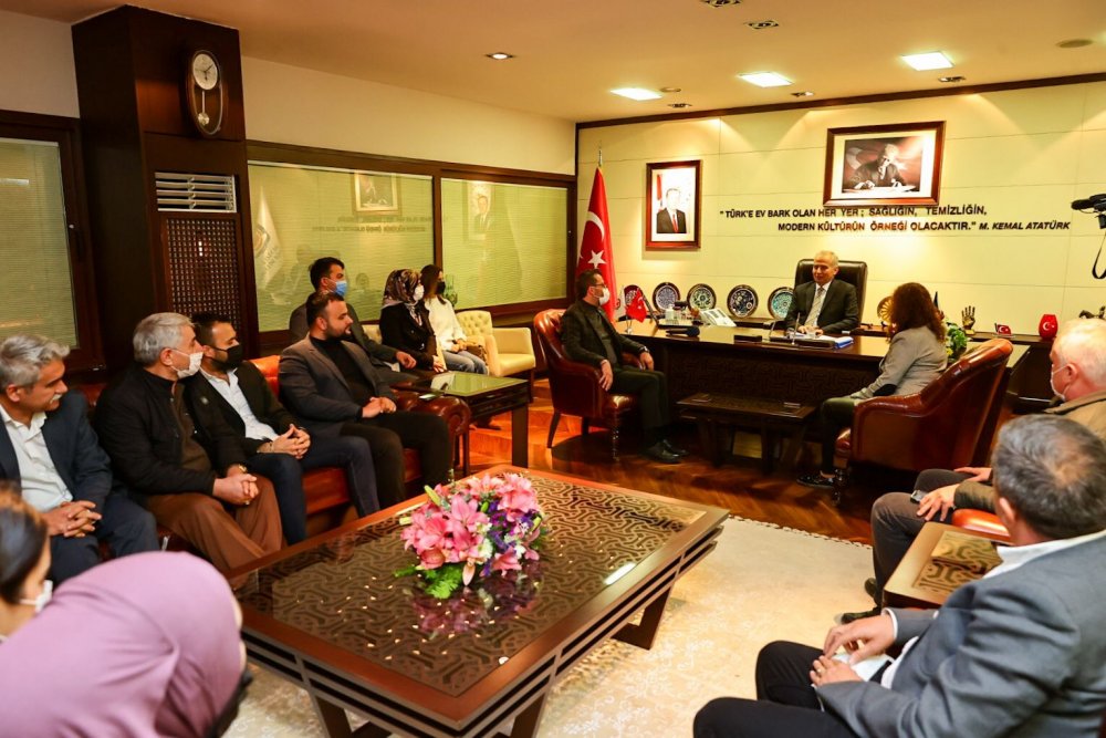 AK Parti Pamukkale İlçe Teşkilatı Büyükşehir Belediye Başkanı Osman Zolan'ı ziyaret etti. Necip Türk milletinin hizmetkârlığını yapmaktan onur ve kıvanç duyduklarını kaydeden Başkan Zolan, 