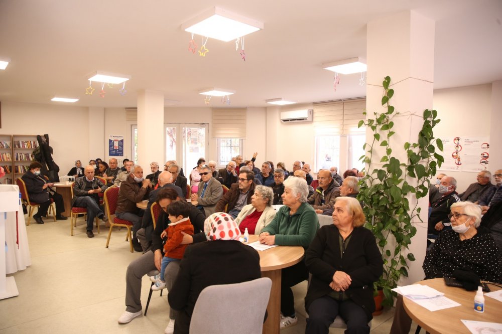 Merkezefendi Belediyesi, 1200 Evler Aktif Yaş Alma Merkezi’ndeki kursiyerler 24 Kasım Öğretmenler Günü’nde anlamlı bir program gerçekleştirdi.