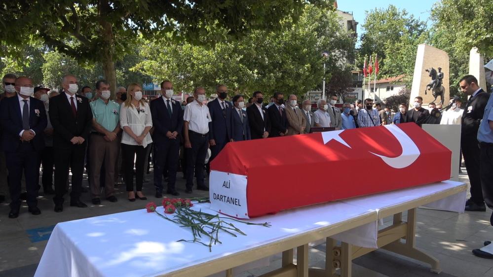 Denizli’de 99 yaşında hayatını kaybeden eski başkan Ali Dartanel için Büyükşehir Belediyesi’nin önünde tören düzenlendi.