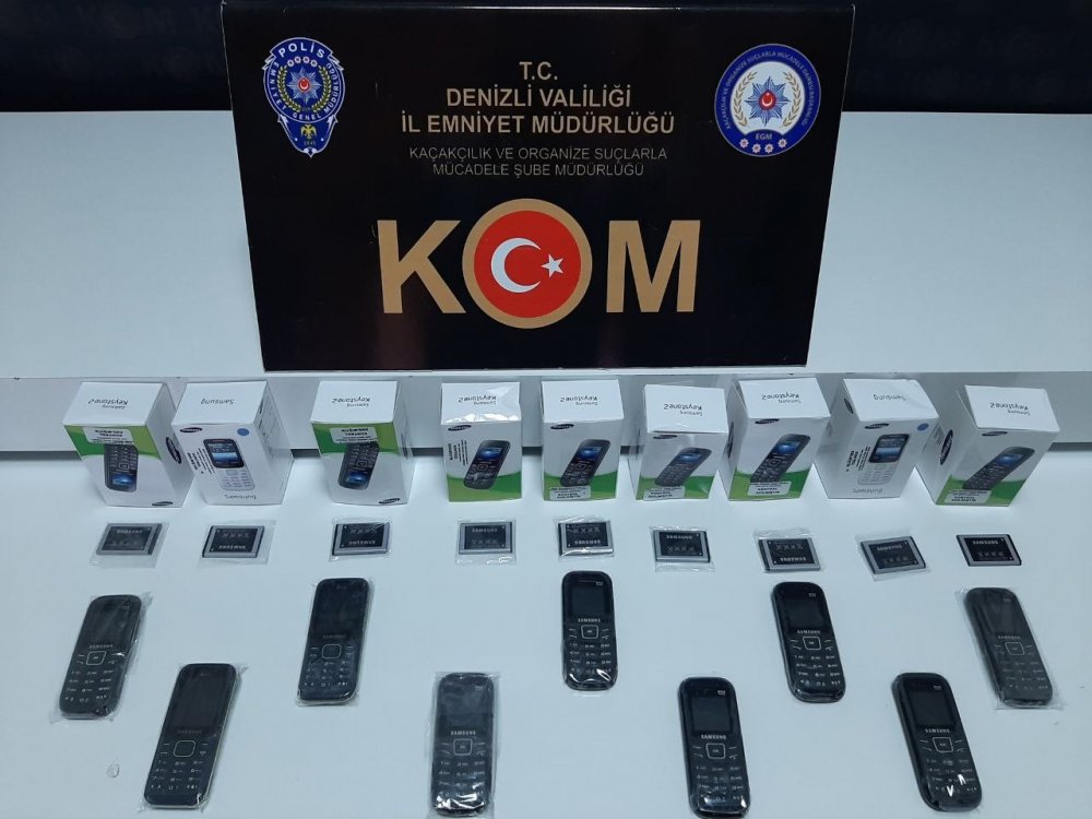 Denizli’de tütün, eşya ve silah kaçakçılarına yönelik düzenlenen operasyonlar kapsamında çok sayıda ürünler birlikte yakalanan 4 şüpheli gözaltına alındı.