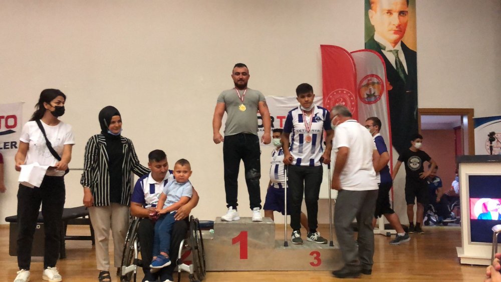 Denizli Bedensel Engelliler Spor Kulübü sporcusu Hakan Dağ, Adana’da düzenlenen Türkiye Bedensel Engelliler Spor Federasyonu 2021 yılı halter şampiyonu oldu. Denizli Valisi Ali Fuat Atik’e şampiyonluk sözü veren Dağ, sözünü yerine getirdi.