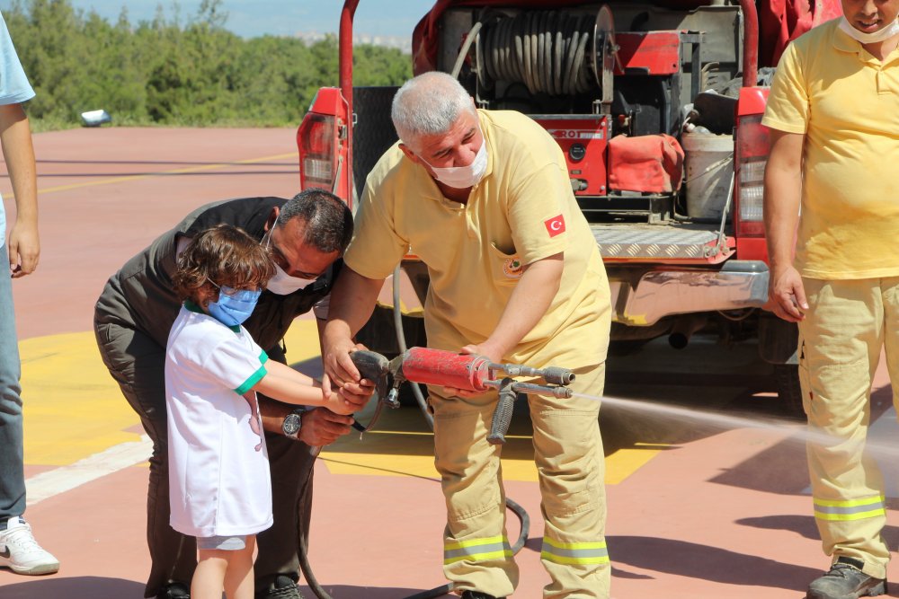 Denizli’de yangınlara karşı canla başla mücadele eden helikopter ve yangın ekibine minikler ziyarette bulundu. Ziyarete katılan çevreci bir miniğin, Orman Bölge Müdürüne yönelttiği 