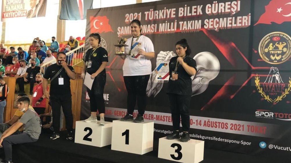 Tokat’ta yapılan Bilek Güreşi Türkiye Şampiyonası Milli Takım Seçmeleri’nde Denizli’den katılan Rabiya Çalhan, rakiplerini bir bir devirerek milli takım vizesini aldı.