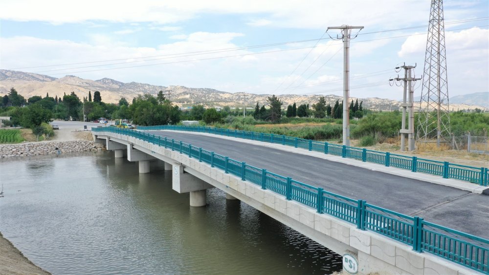 Tarım ve Orman Bakanlığı Devlet Su İşleri (DSİ) Genel Müdürlüğü, yapılan yenilemeyle 84 metre uzunluğa ve 12 metre genişliğine kavuşan Sarayköy Köprüsü’nü vatandaşın hizmetine sundu.