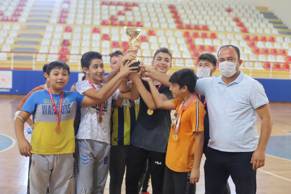 Pamukkale Gençlik Spor İlçe Müdürlüğü organizasyonuyla Hasan Güngör Spor Salonu'nda bir hafta boyunca devam eden Kuran Kursları arası futsal turnuvasında 80 öğrenci sahaya çıktı. Yapılan müsabakalar sonucu turnuvanın şampiyonu Nur Camisi oldu.