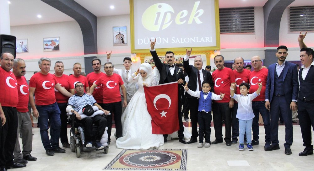 Bingöl’de 28 yıl önce 33 askerin şehit edildiği terör saldırısının kurbanlarından Denizlili er Mehmet Öztürk’ün silah arkadaşları, Türk bayrağı baskılı giysilerle katıldıkları şehit yeğeninin düğününe hem renk kattı hem de duygusal anların yaşanmasına neden oldu.