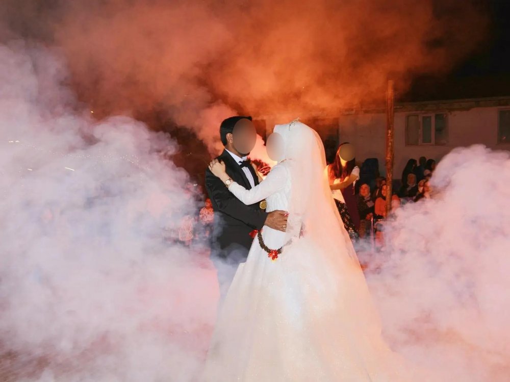 Denizli’nin Çameli İlçesi’nde düğünden 1 gün sonra koranavirüs testi pozitif çıkan gelinin ardından damat ile birlikte düğüne katılan 23 kişi daha karantinaya alındı.