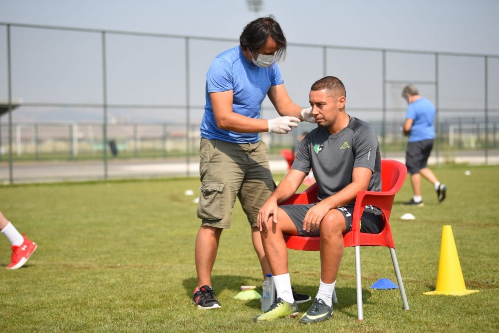 Milli takım arasını Afyon’da kamp yaparak geçiren Denizlispor’da futbolcular laktak testine tabi tutuldu. Çıkacak olan test sonuçlarına göre oyunculara antrenman programları uygulanacağı açıklandı.