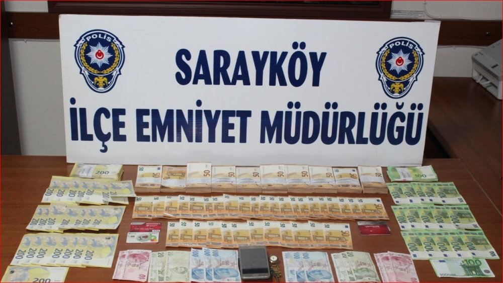 Trabzon’da kendisini polis ve savcı olarak tanıtıp 100 bin 500 Euro dolandırıcılık yapan şüpheli, Denizli’nin Sarayköy ilçesinde taksideyken yakalandı. Üzerinden 89 bin 750 Euro çıkan şüpheli tutuklanarak cezaevine gönderildi.